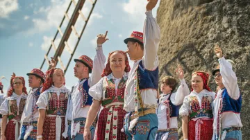 Ukončovací program 30. výročí pořádání Horňáckých slavností 21. července 2024 u větrného mlýna v Kuželově na Hodonínsku. Na snímku soubor Kuželovjan.