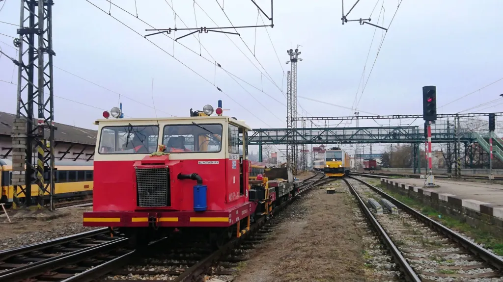 Vlak RegioJetu od srážky s drezínou dělilo 37 metrů