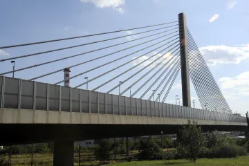 Řidiči opět projedou po Lanovém mostě na Jižní spojce, začíná oprava Strakonické ulice