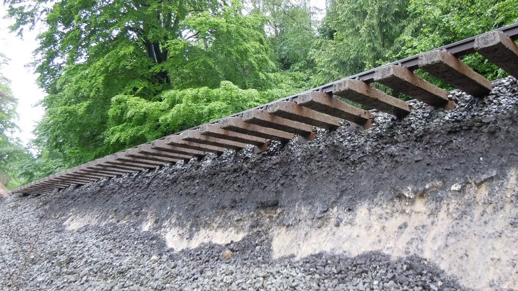Červen 2013 - voda podemlela desítky metrů tratě u Křižan