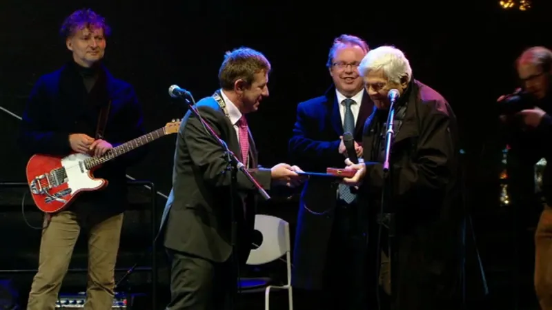 Jiří Brady dostal na Staroměstském náměstí ocenění od olomoucké Univerzity Palackého