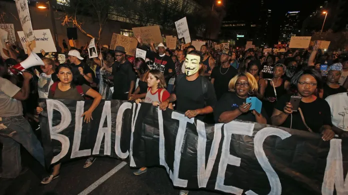 Zhruba tisícovka lidí protestovala ve Phoenixu proti policejnímu násilí