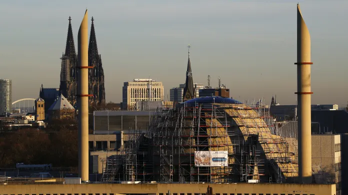 Dóm v Kolíně nad Rýnem v pozadí stavby nové centrální mešity a dvou minaretů
