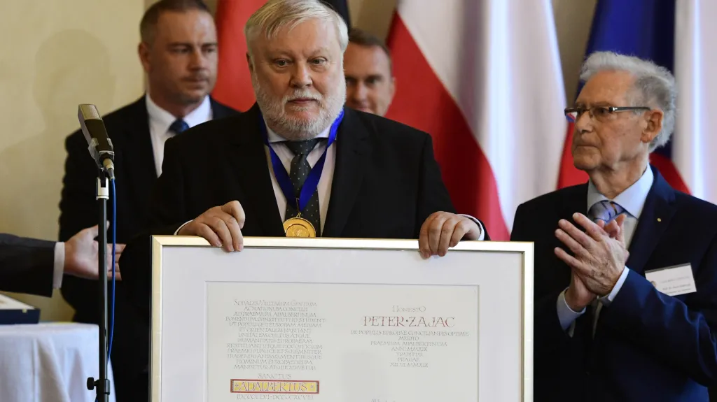 Peter Zajac přebírá cenu sv. Vojtěcha