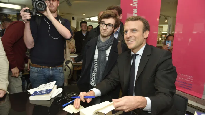 Emmanuel Macron na autogramiádě své nové knihy