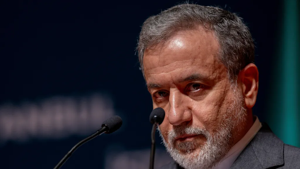 Íránský ministr zahraničí Abbás Arakčí na tiskové konferenci v tureckém Istanbulu (22. 6. 2025)