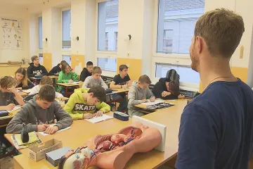 Poslanci zákonem upravili mzdu na 130 procent průměrné jen učitelům. Na ostatní v oboru se nevztahuje