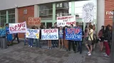 Protest vsetínských studentů před krajským úřadem