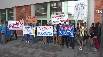 Protest vsetínských studentů před krajským úřadem