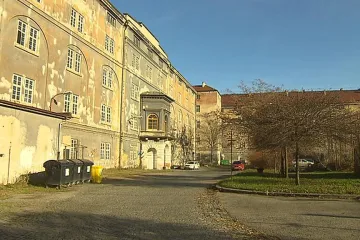 Kauza karlínských kasáren: Odvolaný úředník zůstává na obraně