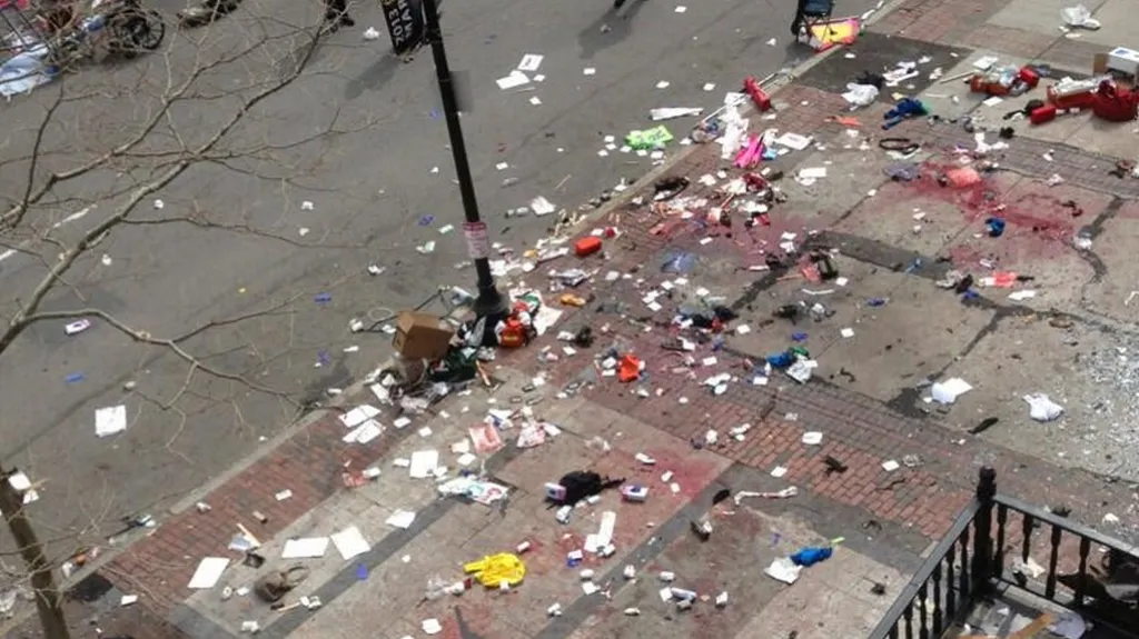 Místo po explozi v centru Bostonu