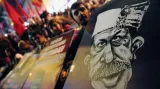 Turkové drží karikaturu premiéra Recepa Tayyipa Erdoğana během protestu proti spuštění války se Sýrií