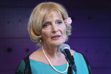 Regina Rázlová se ve filmu potýká s Alzheimerem, stará se o ni Karel Roden