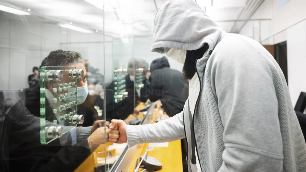 Obžalovaný imám se zdraví se svým právníkem