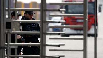 Policie u brány pardubické zbrojovky po požáru