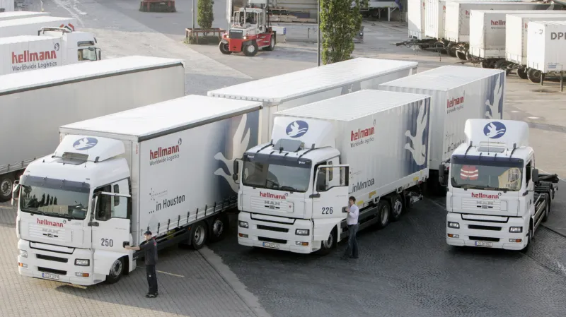 Gigaliner (vlevo) vedle dosud povoleného nákladního vozu