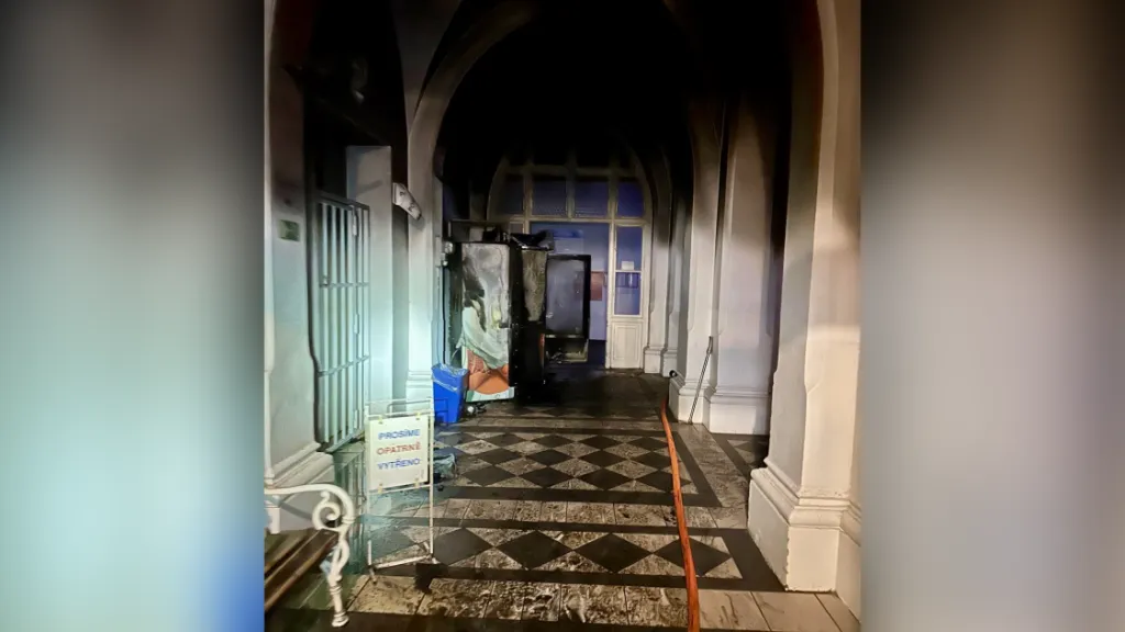 Vestibul kliniky porodnictví, gynekologie a neonatologie v Praze po požáru