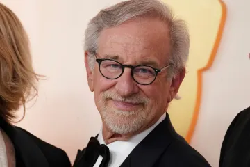 Staré filmy by se neměly upravovat podle nové doby, míní Spielberg. Vysílačky za zbraně by už nevyměnil