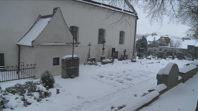 Hřbitov v Třebíči - odkryté náhrobky vpravo