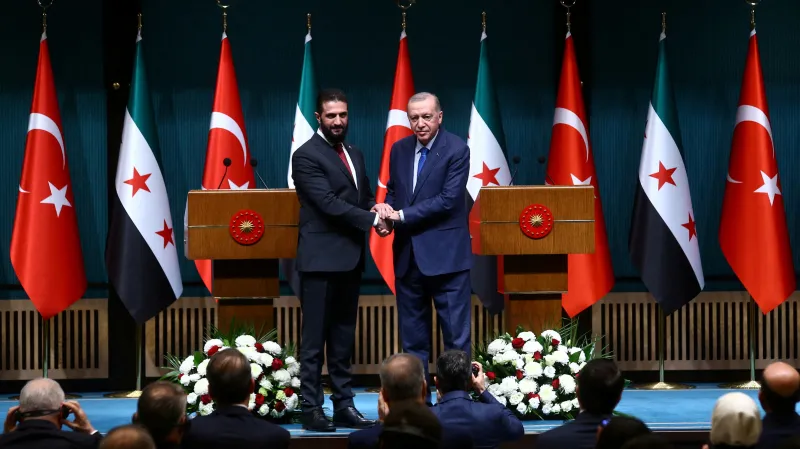 Prozatímní syrský prezident Ahmad Šará a turecký vládce Recep Tayyip Erdogan