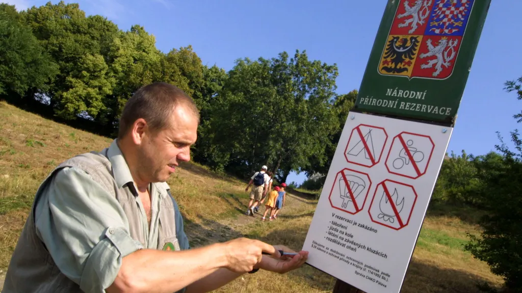 Cedule se zákazem jízdy na kole se u Klentnice objevily v roce 2004