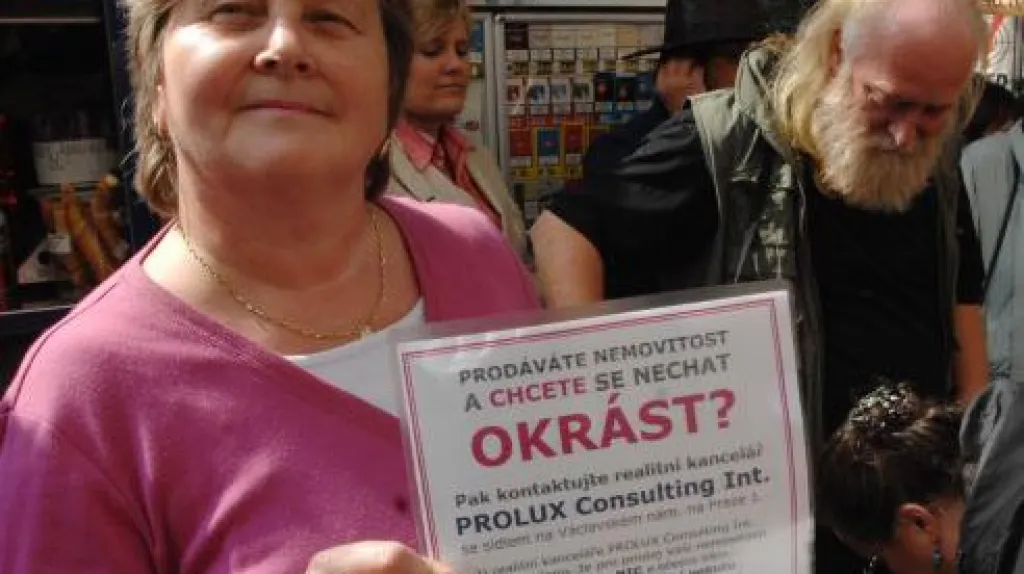 V Praze protestovali klienti realitní kanceláře Prolux