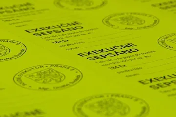 Vleklé exekuce bez výsledku by mohly jít zastavit. Souhlasila s tím sněmovna