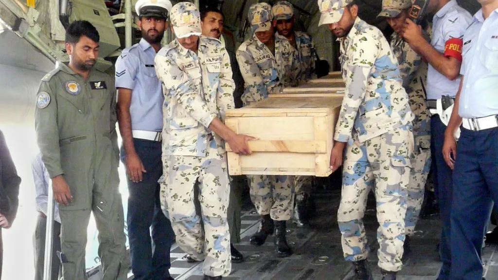 Vojáci převážejí ostatky mrtvých horolezců do Islámábádu