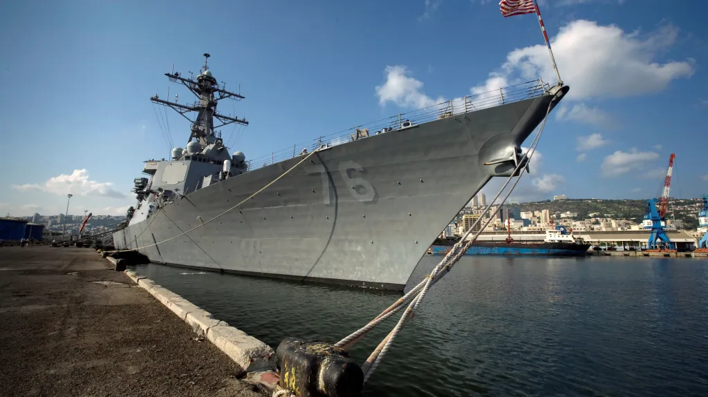 Americký křižník USS Higgins na snímku ze září 2009