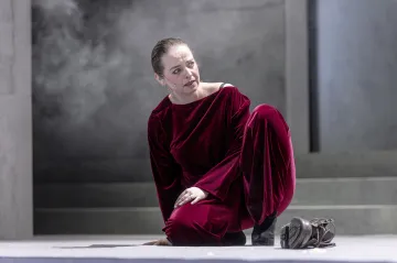 Temný příběh groteskním způsobem, Národní divadlo uvedlo Ibsenovu Hedu Gablerovou