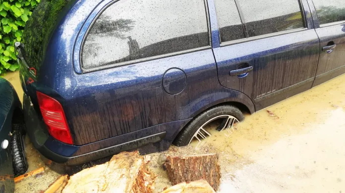 Zaplavená Škoda Octavia v Libeži