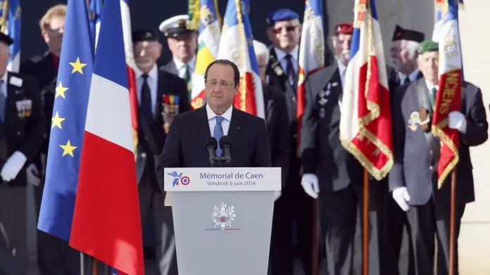Francois Hollande se účastní obřadu na počest civilních obětí v Caen