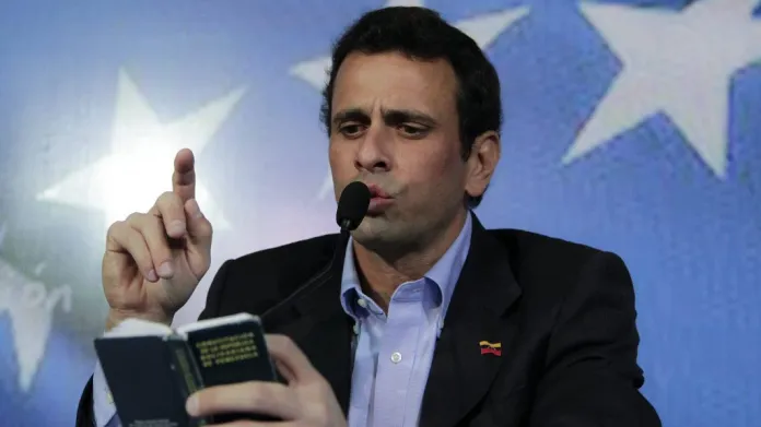 Henrique Capriles předčítá z ústavy