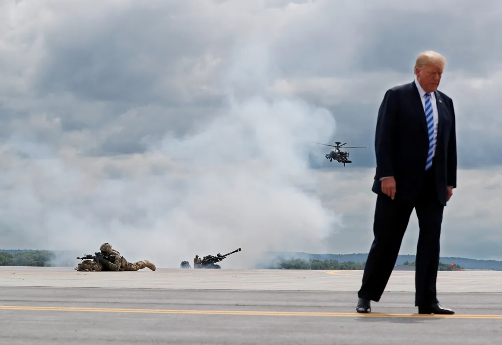 Prezident Donald Trump pozoruje ukázky bojové techniky americké armády, útočné helikoptéry a dělostřelectva při své návštěvě vojenské posádky na základně Fort Drum v New Yorku.