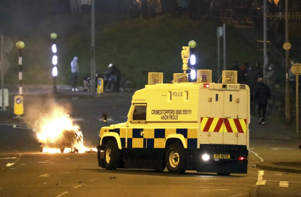 Pět nocí v řadě zažívala výtržnosti čtvrť Tullyally na jižním okraji Derry v severoirském Belfastu. Policie se obává, že konflikt bude pokračovat