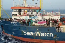 Loď s uprchlíky vplula navzdory zákazu do italských vod