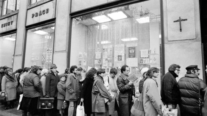 Fronta před knihkupectvím v roce 1985