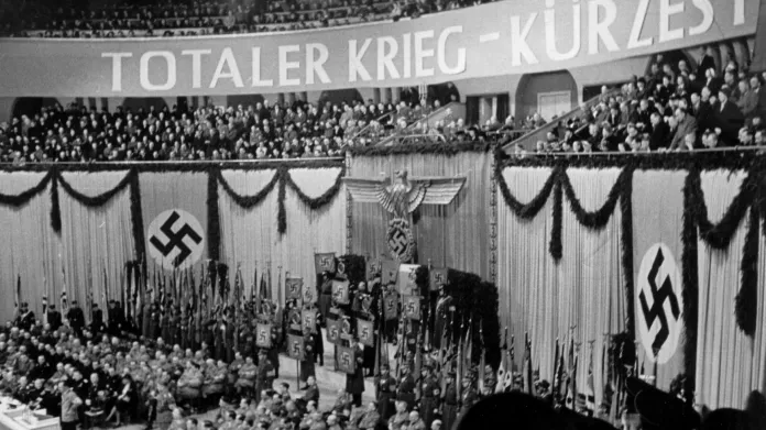 Záběry ze Sportovního paláce během Goebbelsova projevu v únoru 1943