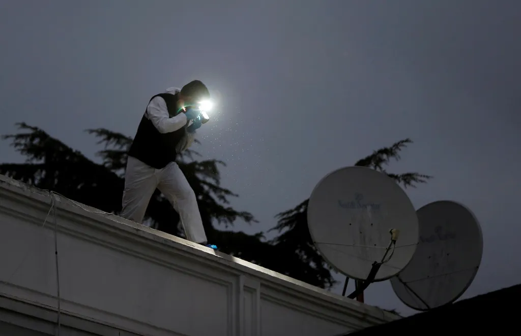 Forenzní specialisté turecké policie při prohledávání saúdskoarabského konzulátu v Istanbulu