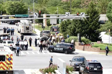 Útočník zastřelil v redakci amerických novin pět lidí a dva zranil. Policie ho dopadla