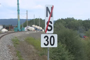 Třicítka místo traťové stovky překvapila, říkají strojvedoucí. Podle SŽDC je vše vyznačeno správně