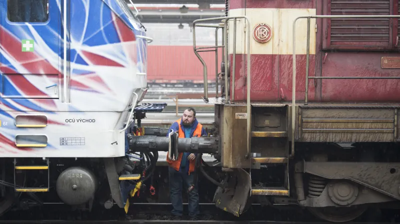 Neobvyklé spojení Krysy a Kocoura – jak se přezdívá lokomotivám řad 151 a 742 – bylo k vidění v České Třebové. Elektrické lokomotivy, jako je Krysa, nemohly projet kvůli namrzlým trolejím, zachránily je dieselové stroje jako Kocour