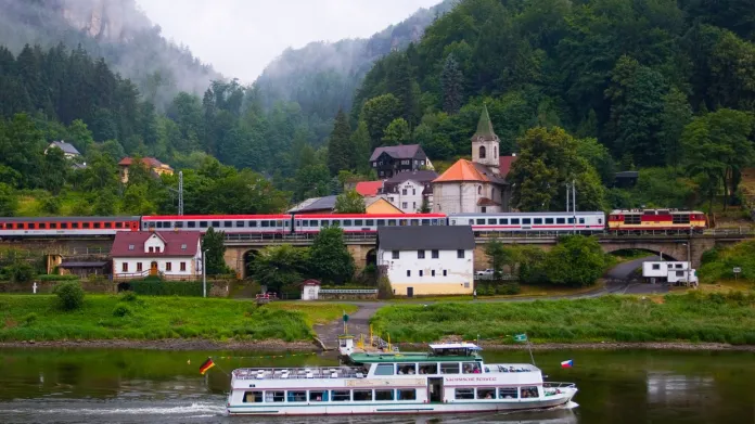 Jedním z nejkouzelnějších železničních míst v Evropě bezpochyby je trať v labském údolí pod Děčínem. Vindobona tudy jezdila 57 let, mezi lety 2006 a 2009 s mnohobarevnou soupravou s vozy ČD, ÖBB i DB.