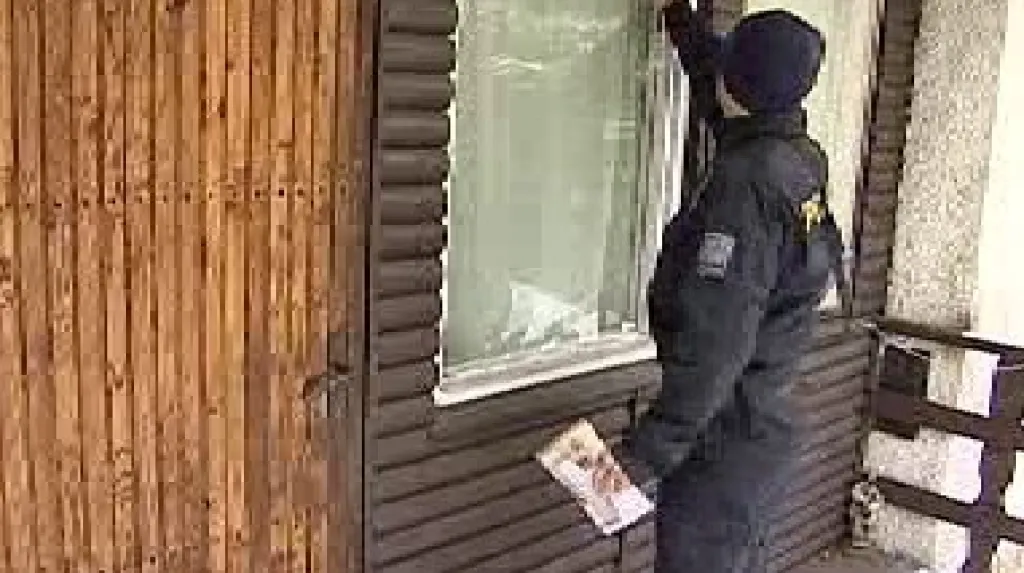Policisté při kontrole chaty