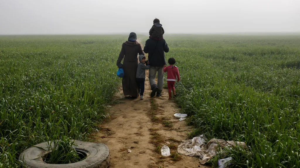 Rodina běženců na řecko-makedonské hranici
