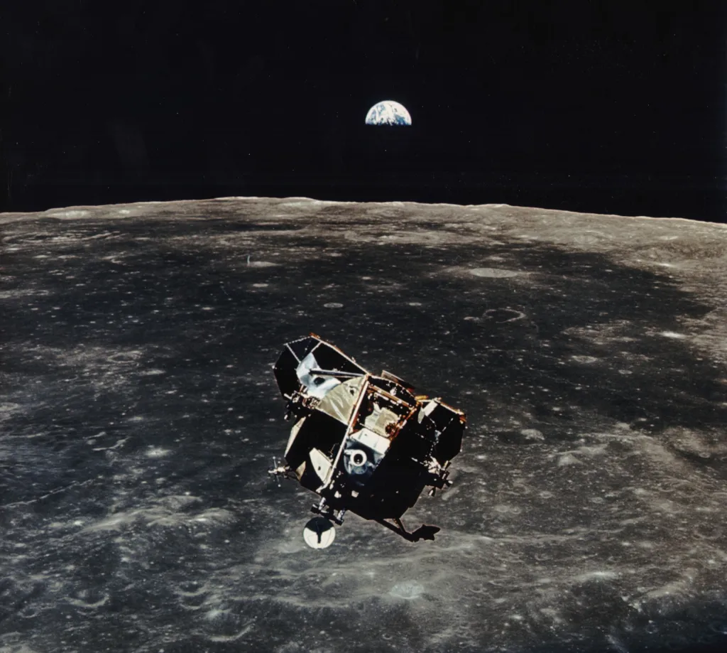 Po dvou a půl hodinách průzkumu povrchu měsíce se astronauti Neil Armstrong a Edwin Aldrin vrátili do lunárního modulu (LM) „Eagle“. LM byl dvoudílný a jeho nižší nebo sestupová část měla přistávací zařízení, motory a palivo potřebné pro přistání a zároveň sloužila jako startovací podložka. Vrchní část LM byla plná zařízení pro komunikaci a navigaci. Měla také svůj vlastní pohonný systém a motor, pro start z Měsíce směrem k oběžné dráze. Na této fotografii je viditelná fáze výstupu