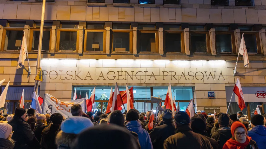 Protest před sídlem polské tiskové agentury PAP ze dne 26. prosince 2023
