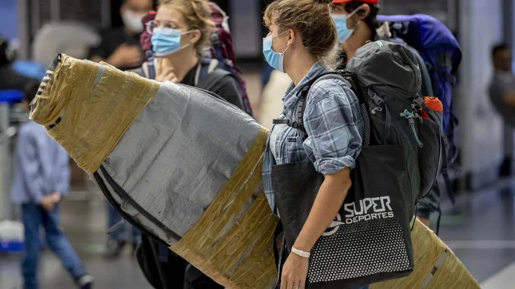 Mladí lidé, kteří byli před dvěma měsíci uvězněni kvůli koronaviru v Panamě, dorazili ve středu se svými surfovacími prkny na letiště ve Frankfurtu nad Mohanem