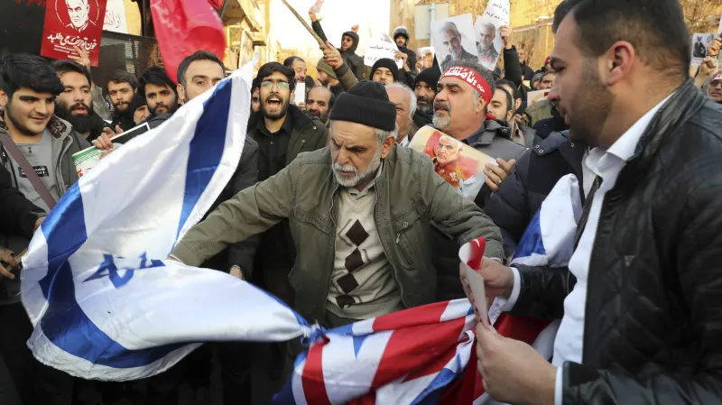 Provládní demonstranti v Teheránu zapalovali britské, izraelské a americké vlajky