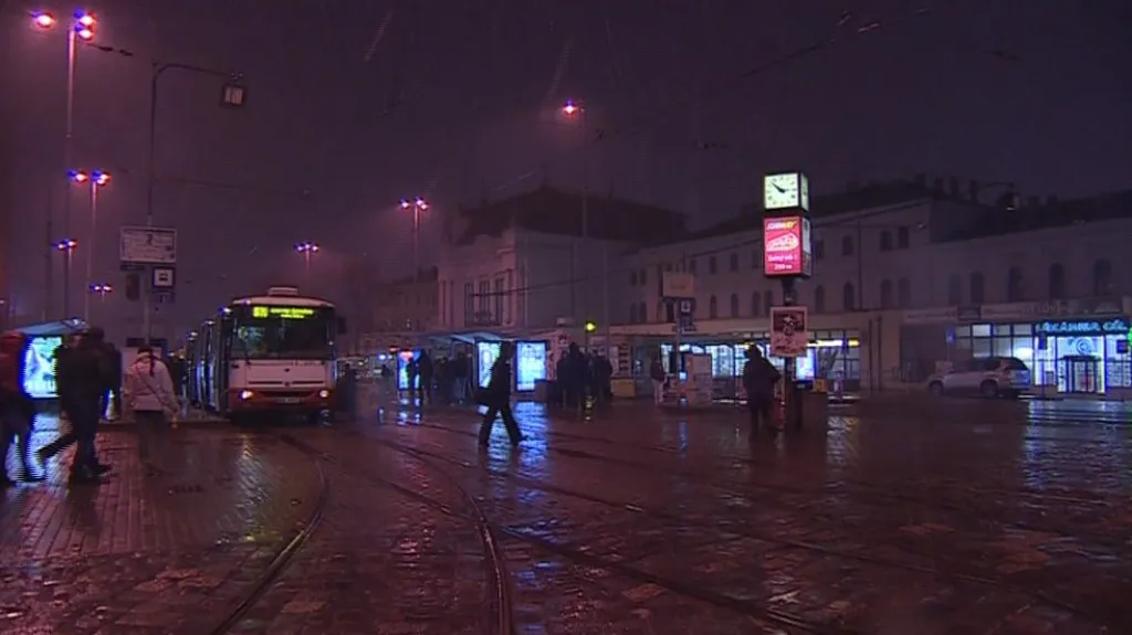 Na změnu času si museli dát pozor noční cestující